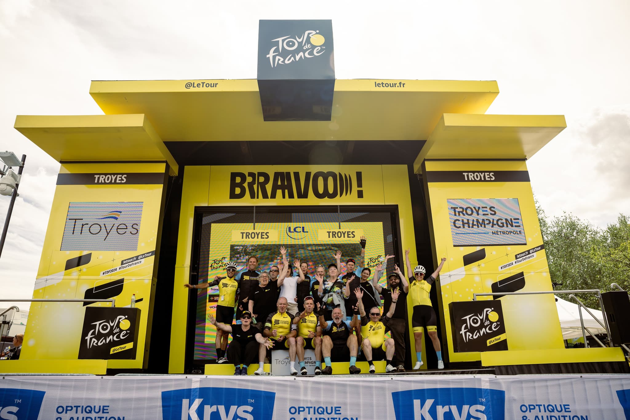 Mummu Cycling group photo at Tour de France stage in Troyes, 2024