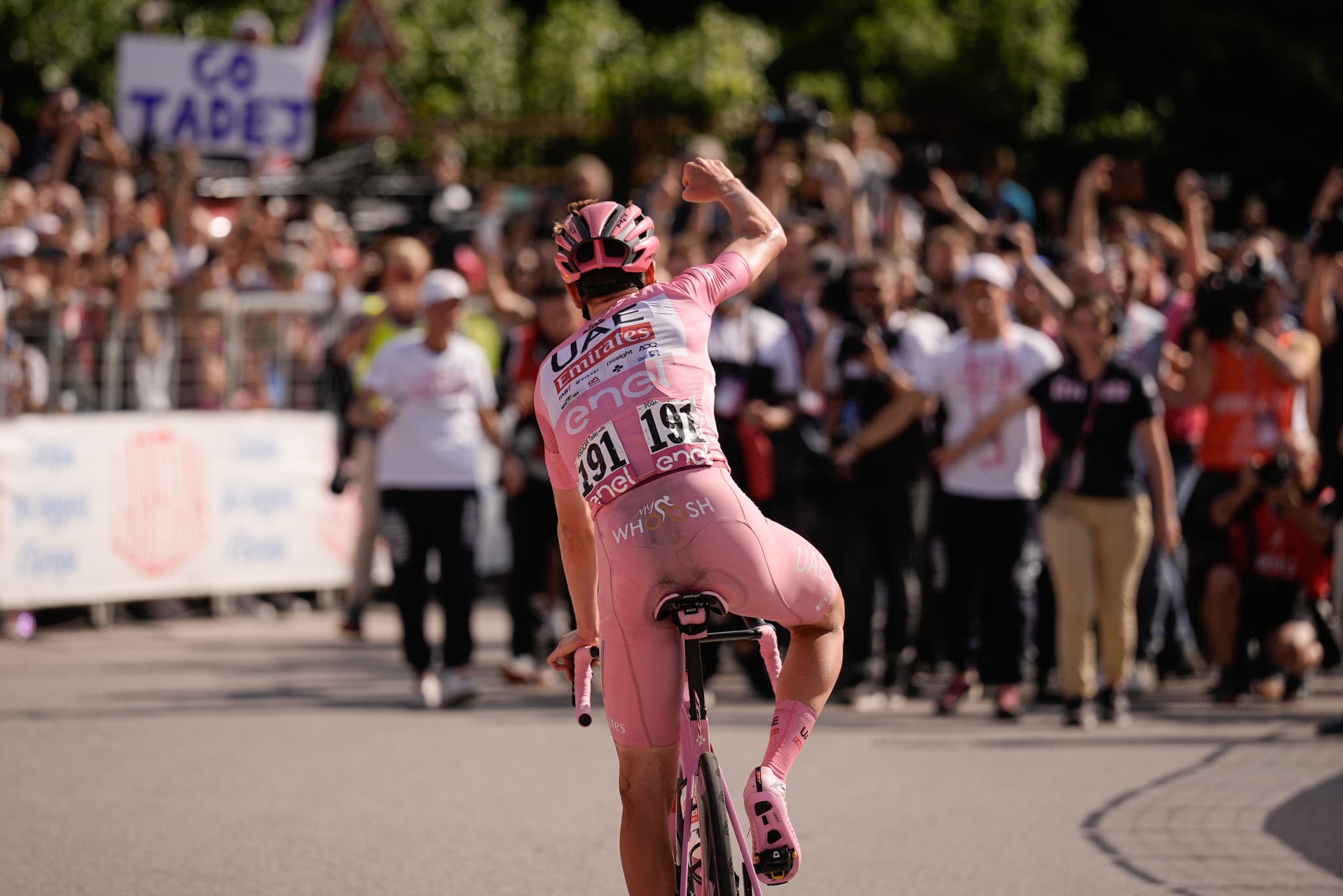 Tadej Pogačar wins Giro d'Italia stage in pink jersey, 2025