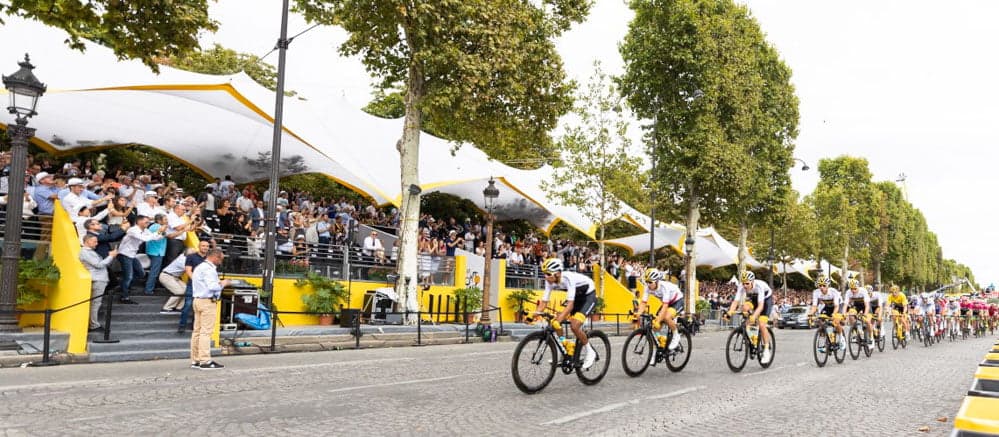 The final sprint framed by the Grand Palais, crowd in full cheer.